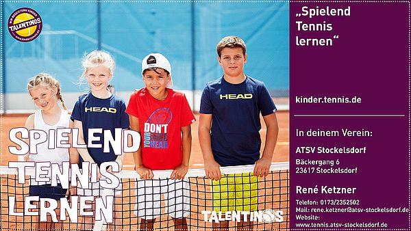 Vier Kinder in Sportkleidung stehen am Netz eines Tennisplatzes und lächeln in die Kamera. Hintergrund in sanften Blau- und Grüntönen.